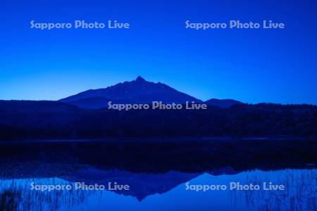 夜のオタトマリ沼と利尻山