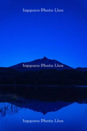 星空のオタトマリ沼と利尻山