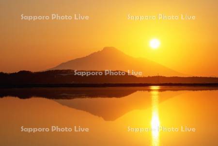 夕陽と利尻山の水鏡
