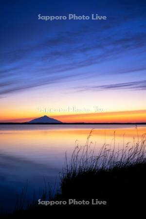 パンケ沼と利尻島の夕景