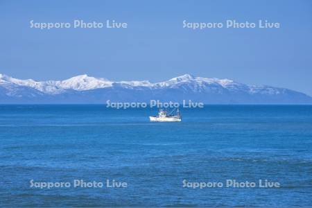 暑寒別岳と漁船