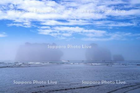 霧の中のコンブ漁　親子岩