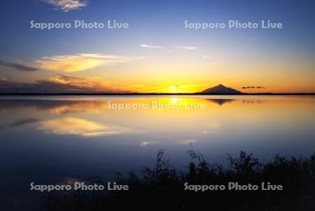 パンケ沼と利尻山夕景