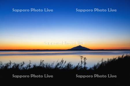 パンケ沼と利尻山夕景
