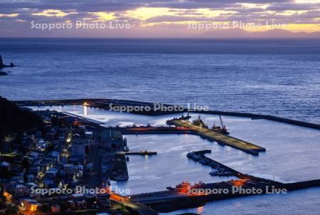 夜明けの羅臼漁港