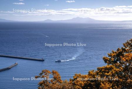 国後島と漁船　羅臼港