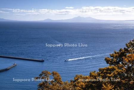 国後島と漁船　羅臼港