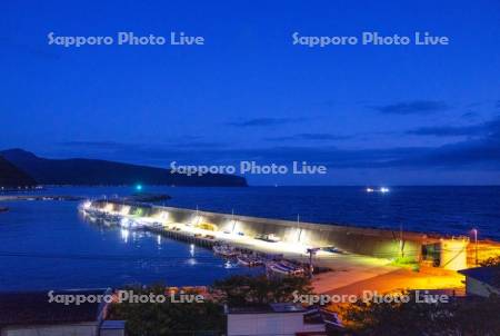 夜明けの椴法華漁港