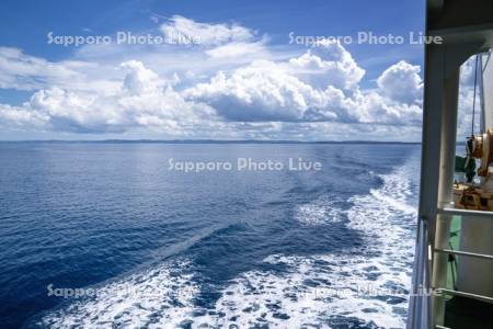 フェリーの航跡と雲