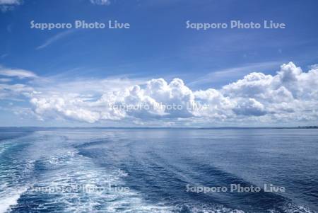 フェリーの航跡と雲