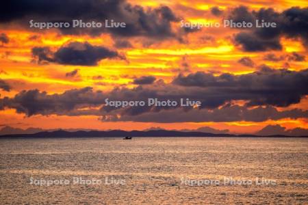 朝焼けと漁船