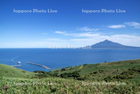 香深港のフェリーと利尻島