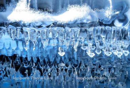 屈斜路湖のしぶき氷のつらら