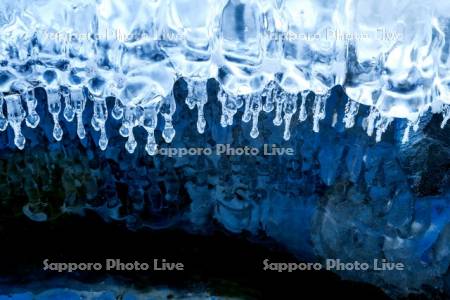 屈斜路湖のしぶき氷のつらら