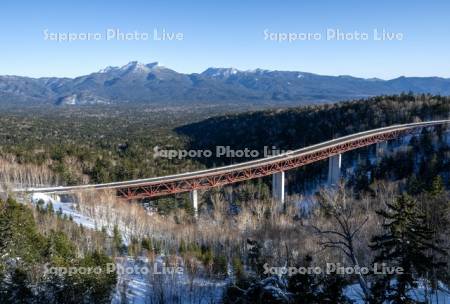 三国峠ニペソツ山と松見大橋　R273