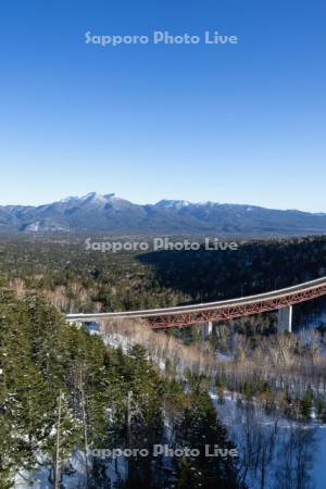 三国峠ニペソツ山と松見大橋　R273