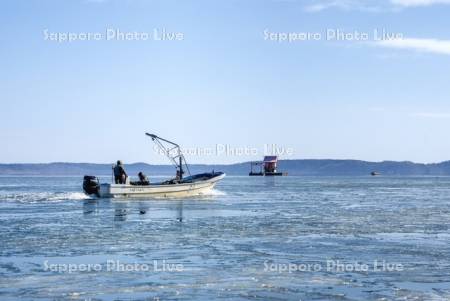 アサリ漁船と弁天神社　厚岸湖