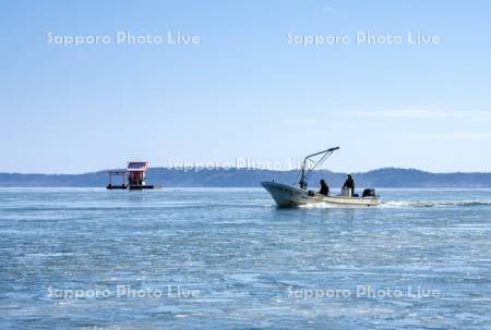 アサリ漁船と弁天神社　厚岸湖