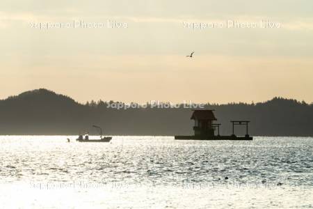 アサリ漁船と弁天神社　厚岸湖