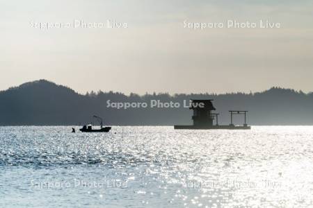 アサリ漁船と弁天神社　厚岸湖