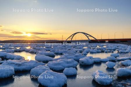 日の出と温根沼大橋と流氷