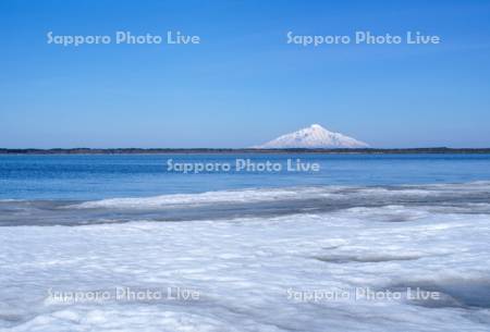 雪解けのパンケ沼と利尻島