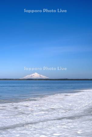 雪解けのパンケ沼と利尻島
