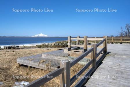 雪解けのパンケ沼と利尻島