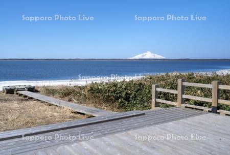 雪解けのパンケ沼と利尻島
