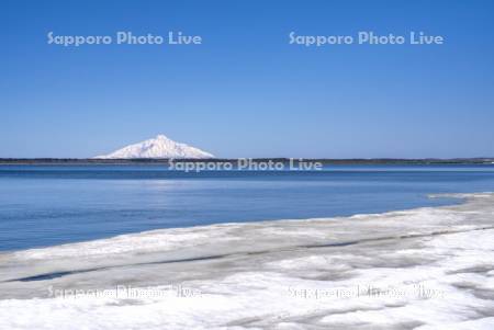 雪解けのパンケ沼と利尻島
