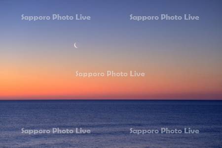 オホーツク海の朝焼けと三日月