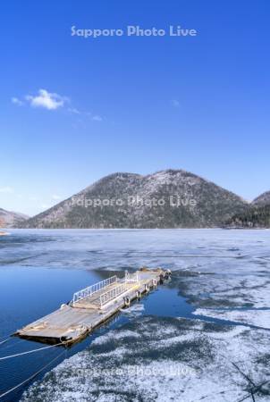 早春の然別湖