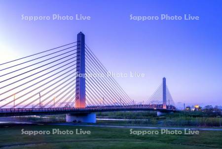 薄暮の十勝大橋