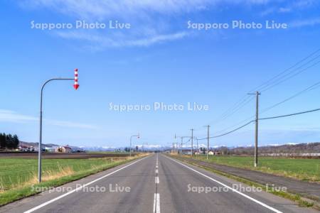 直線道路と日高山脈