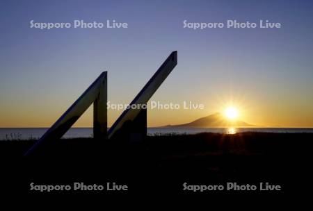 北緯45度モニュメントと夕日