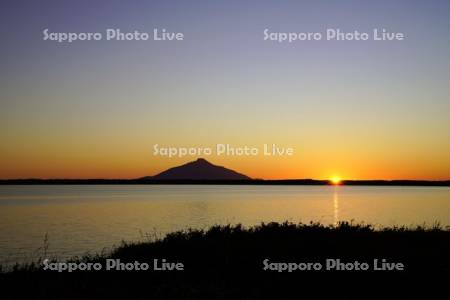 夕景のパンケ沼と利尻島