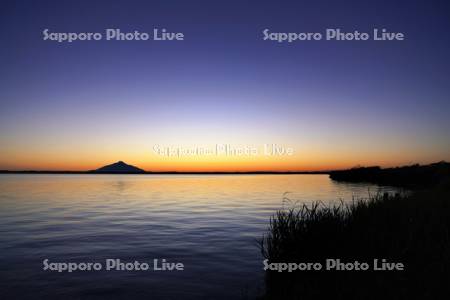 夕景のパンケ沼と利尻島