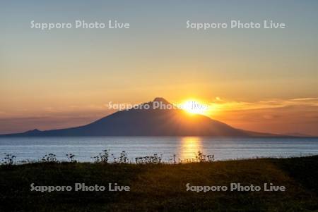 夕日と利尻島