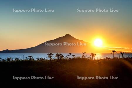 夕日と利尻島