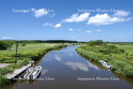 サロベツ川と漁船