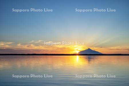 パンケ沼と利尻島の夕日