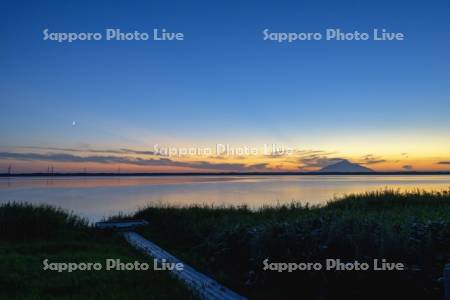 パンケ沼と利尻島の夕景