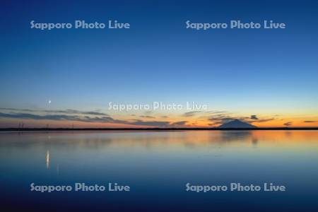 パンケ沼と利尻島の夕景