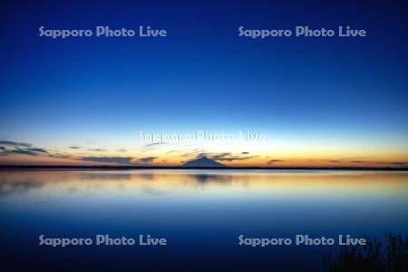 パンケ沼と利尻島の夕景