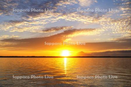 パンケ沼と利尻島の夕日