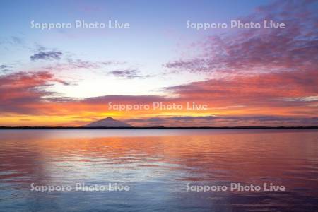 パンケ沼と利尻島の夕景