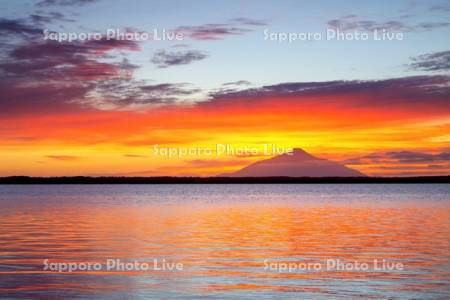 パンケ沼と利尻島の夕景