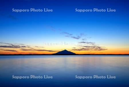 パンケ沼と利尻島の夕景