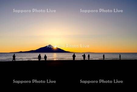 利尻島の夕日と観光客
