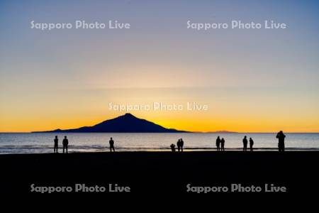 利尻島の夕景と観光客